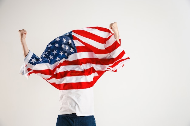 Photo gratuite jeune homme avec le drapeau des états-unis d'amérique