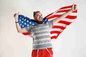 Photo gratuite jeune homme avec le drapeau des états-unis d'amérique