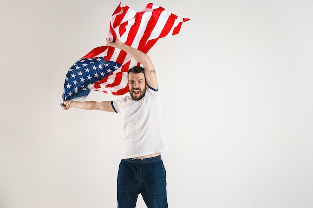 Photo gratuite jeune homme avec le drapeau des états-unis d'amérique