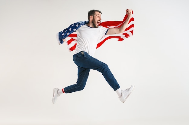 Jeune homme avec le drapeau des États-Unis d'Amérique