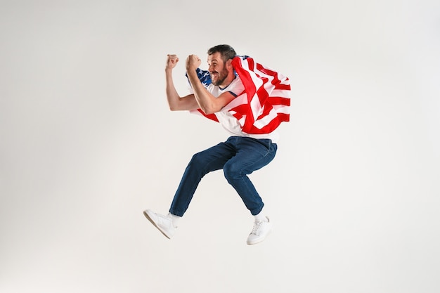 Jeune homme avec le drapeau des États-Unis d'Amérique