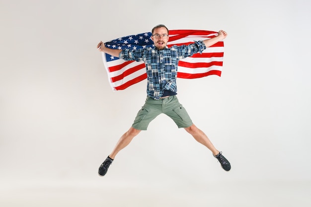 Jeune homme avec le drapeau des États-Unis d'Amérique