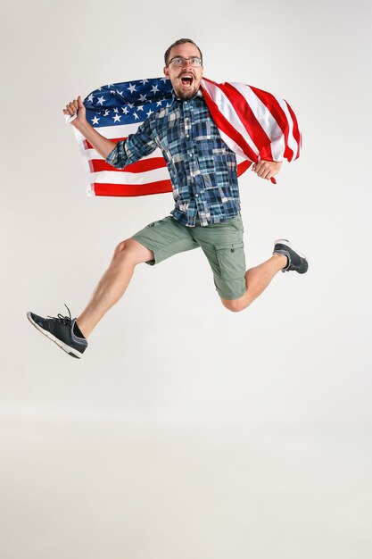 Jeune homme avec le drapeau des États-Unis d'Amérique