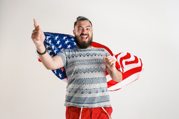 Jeune homme avec le drapeau des États-Unis d'Amérique