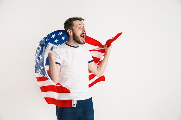 Jeune homme avec le drapeau des États-Unis d'Amérique