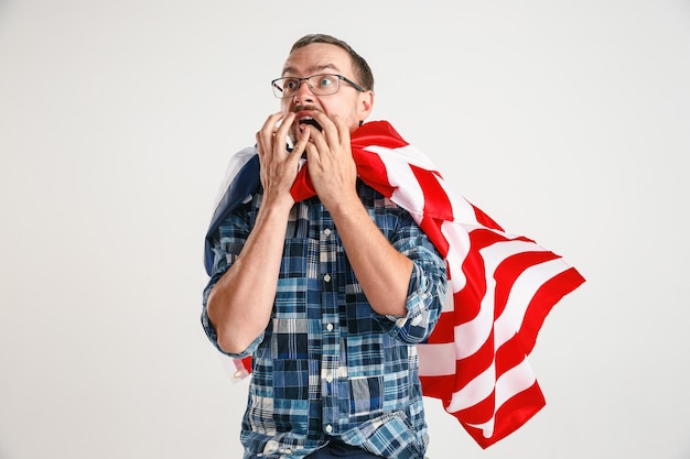 Jeune homme avec le drapeau des États-Unis d'Amérique