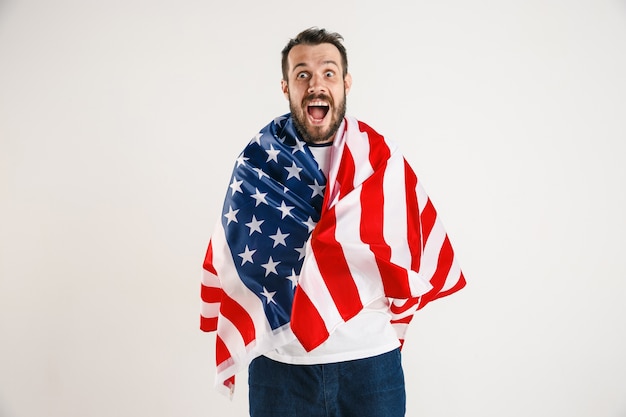 Jeune homme avec le drapeau des États-Unis d'Amérique