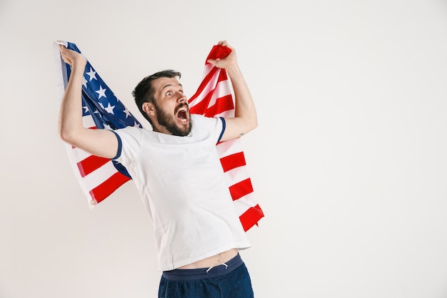 Jeune homme avec le drapeau des États-Unis d'Amérique