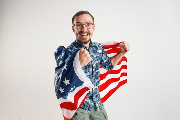 Jeune homme avec le drapeau des États-Unis d'Amérique