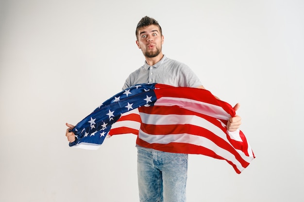 Jeune homme avec le drapeau des États-Unis d'Amérique