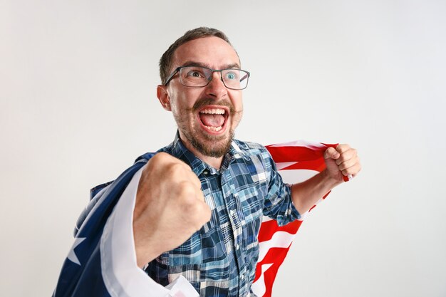 Jeune homme avec le drapeau des États-Unis d'Amérique