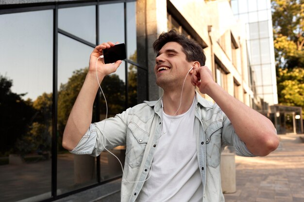 Jeune homme écoutant de la musique