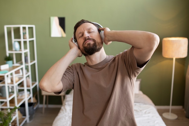 Photo gratuite jeune homme écoutant de la musique