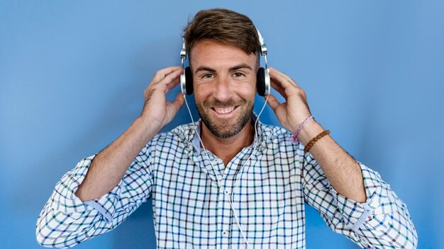 Jeune homme écoute de la musique avec des écouteurs