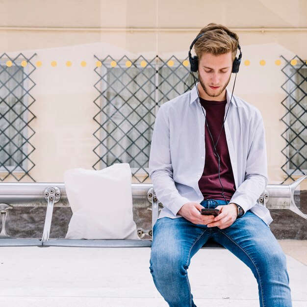 Jeune homme écoute de la musique à l&#39;extérieur