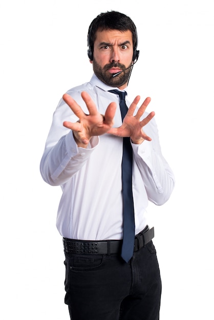 Jeune homme effrayé avec un casque