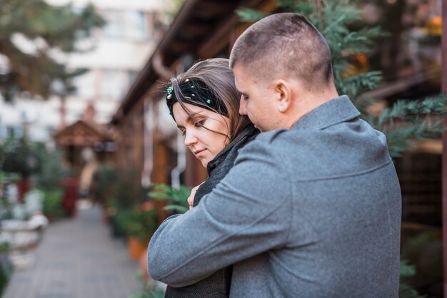 Jeune homme embrassant de dos femme