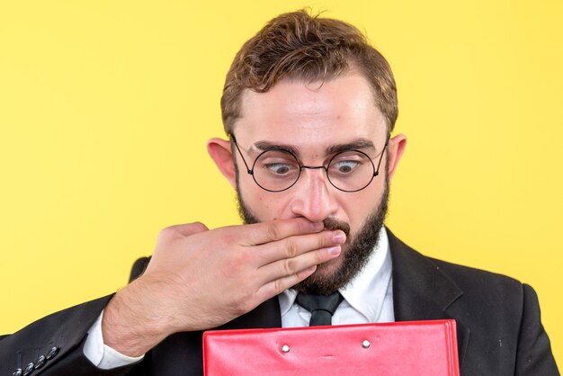 Un jeune homme émotionnel ne peut cacher sa surprise