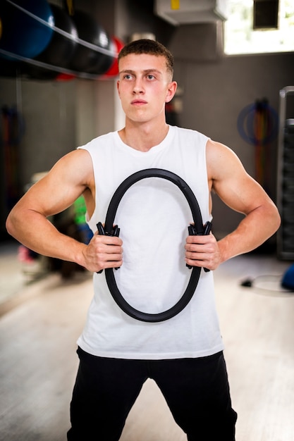 Jeune homme à l'entraînement du corps