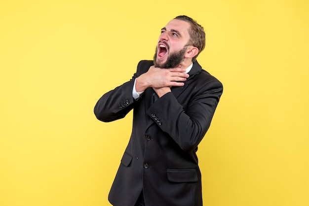 Jeune homme épuisé s'étouffant