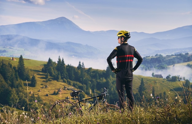 jeune homme, équitation, a, vtt, descente, style