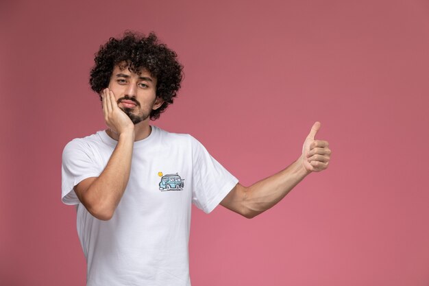 jeune homme essaie toujours d'être positif avec mal de dents