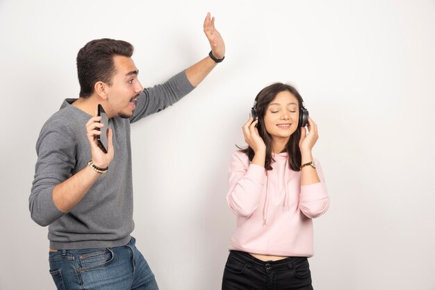 Jeune homme essayant d'attirer l'attention de la femme.