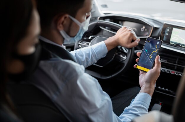 Jeune homme étant un chauffeur uber pour une cliente