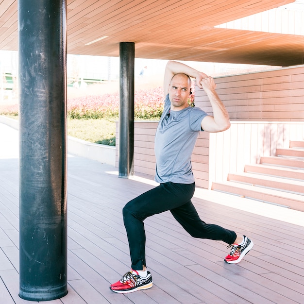 Jeune homme, étirement, muscles, pendant, exercice