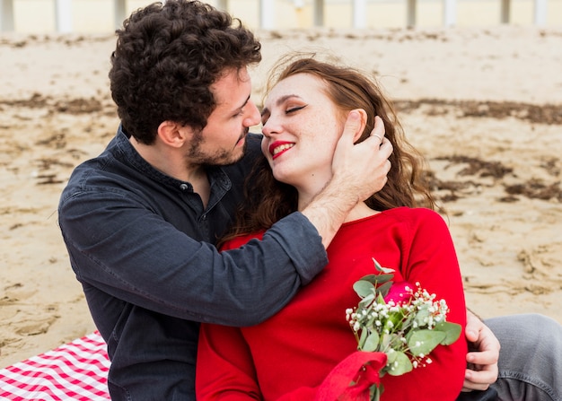 Jeune homme, étreignant femme, à, fleurs, sur, couverture