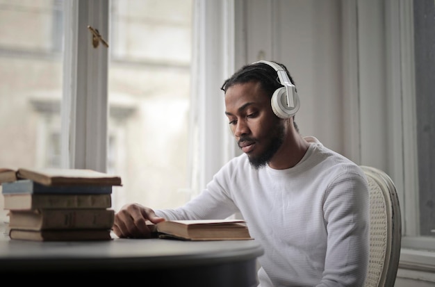 jeune homme étudiant en écoutant de la musique