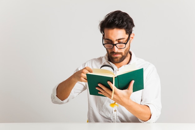 Jeune homme examinant un livre