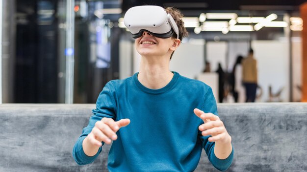 Un jeune homme excité explorant la réalité virtuelle