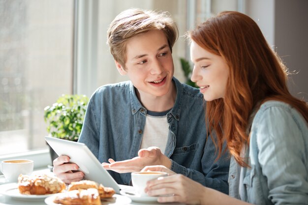 Jeune homme expliquant les leçons à son ami