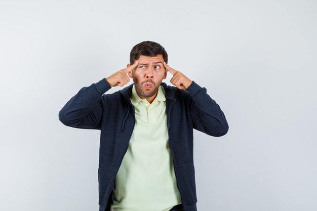 Jeune homme expressif posant dans le studio