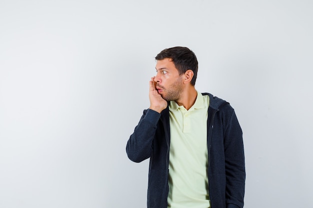 Jeune homme expressif posant dans le studio