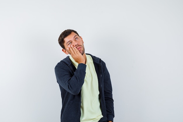 Jeune homme expressif posant dans le studio