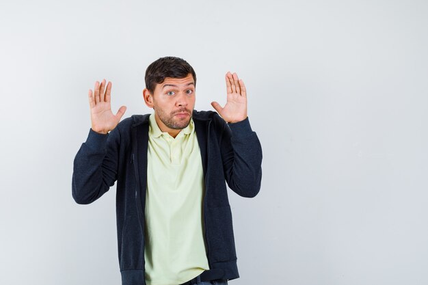 Jeune homme expressif posant dans le studio