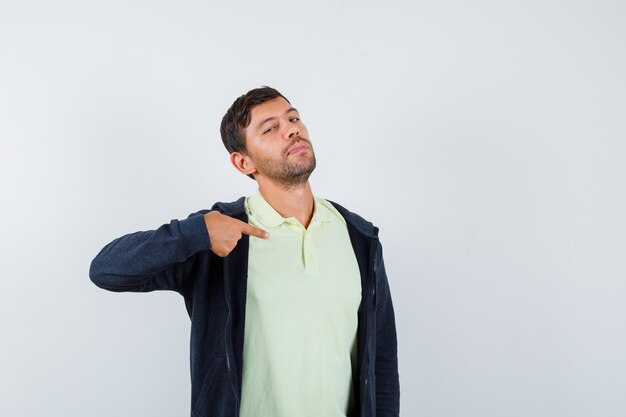 Jeune homme expressif posant dans le studio