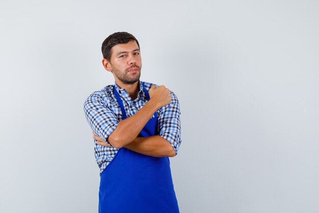 Jeune homme expressif posant dans le studio