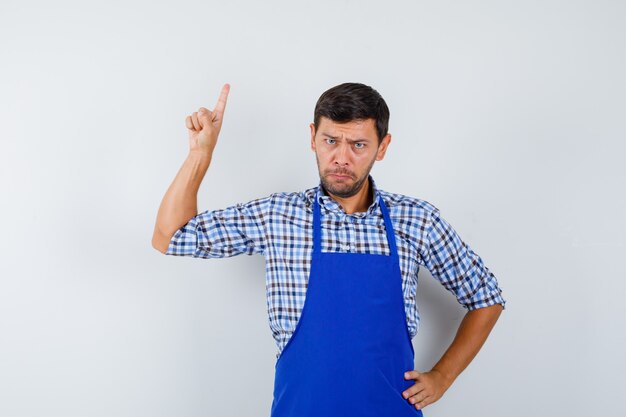 Jeune homme expressif posant dans le studio