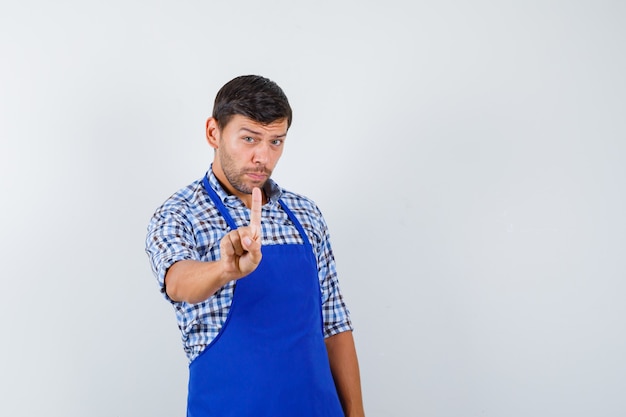 Jeune homme expressif posant dans le studio