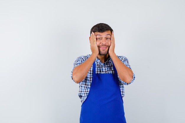 Jeune homme expressif posant dans le studio