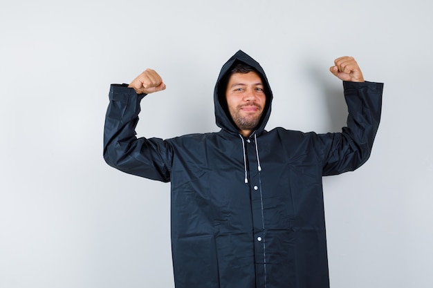 Jeune homme expressif posant dans le studio