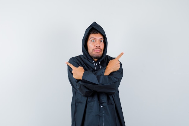 Jeune homme expressif posant dans le studio