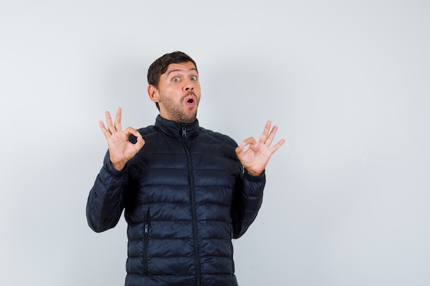 Jeune homme expressif posant dans le studio