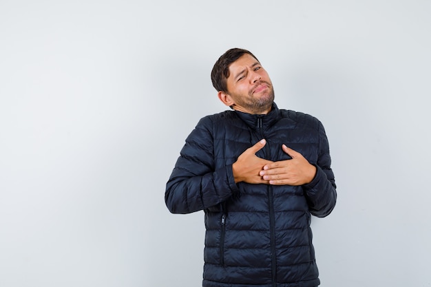 Jeune homme expressif posant dans le studio