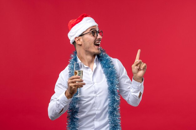 Jeune homme expressif posant pour Noël