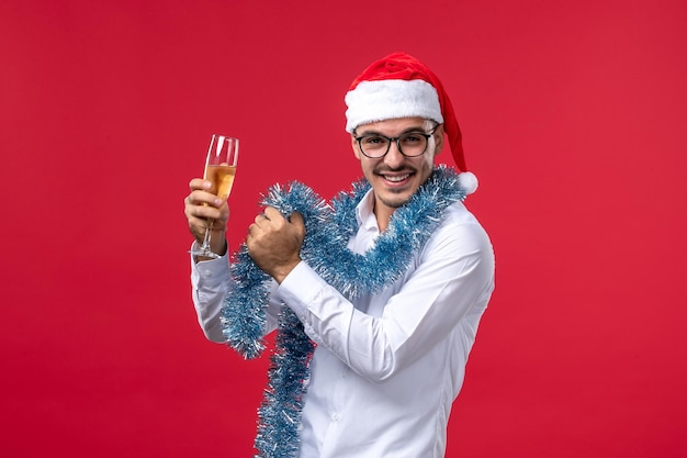 Jeune homme expressif posant pour Noël