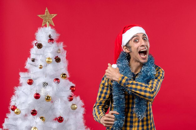 Jeune homme expressif posant pour Noël